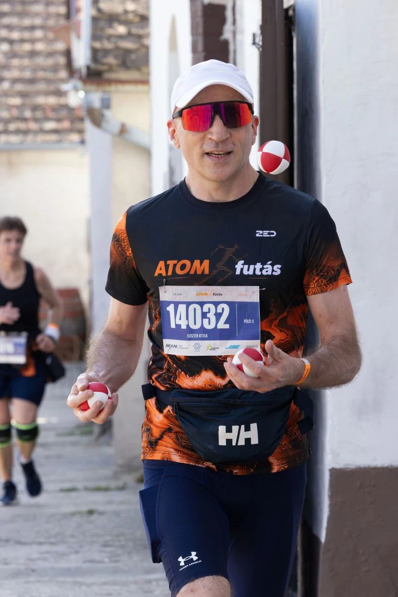 Futás közbeni zsonglőrködés az ATOMfutás 2026-os 14 km-es távján.