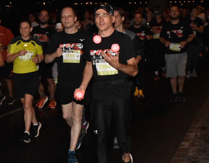 Futás közbeni zsonglőrködés a dm Balaton Run 2026-os 10,5 km-es távján.