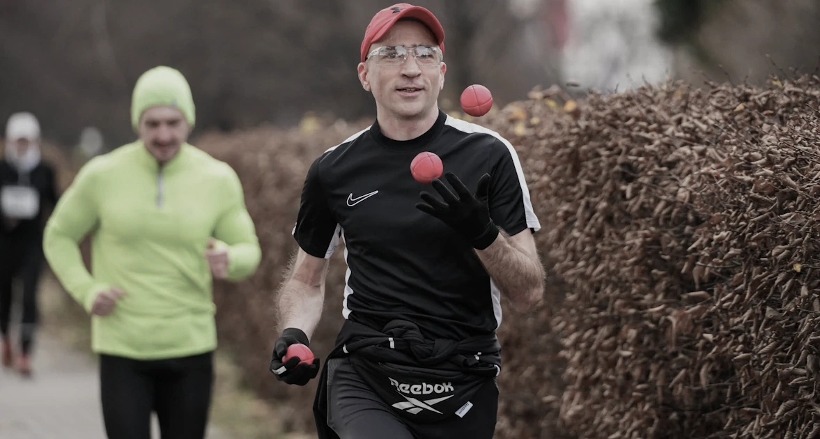 Running while juggling at Polythlon Infopark, PIPU in 2024.